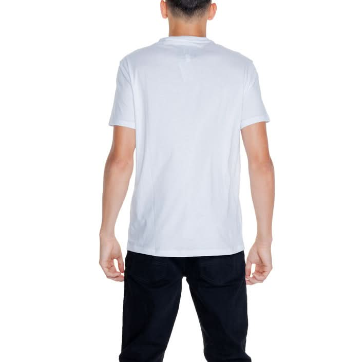 Men’s white T-shirt from Armani Exchange, crafted in 100% cotton for ultimate comfort, perfect for layering in the cooler seasons.