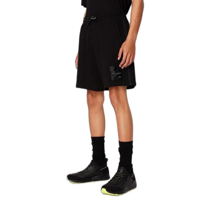 Stylish black shorts by Armani Exchange with a comfortable lace closure and a refined look. Ideal for Spring/Summer wear for successful men.