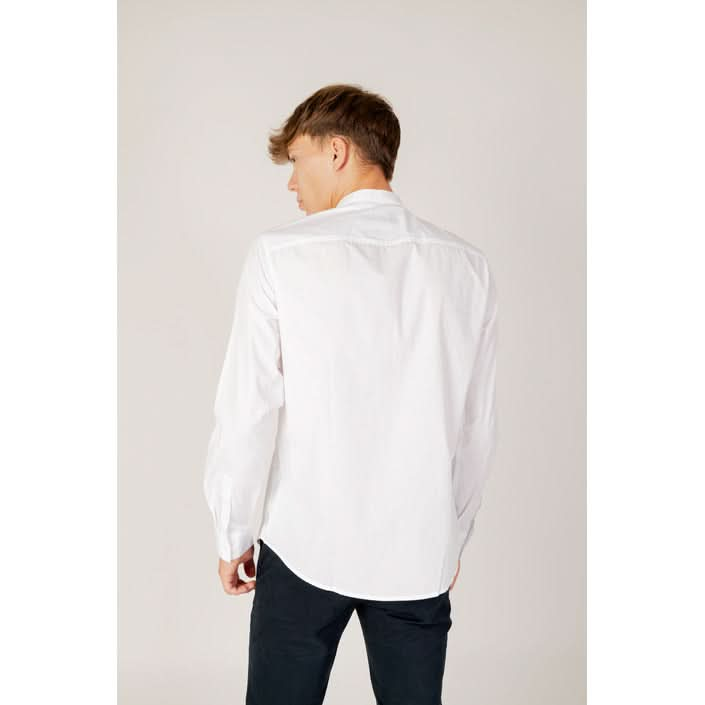 Men's white shirt with mandarin collar by Armani Exchange, featuring long sleeves and a minimalist design for Fall/Winter style.