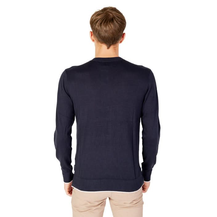 Elegant blue sweater from Armani Exchange – slip-on knitwear with long sleeves and a round neckline for a sophisticated look.