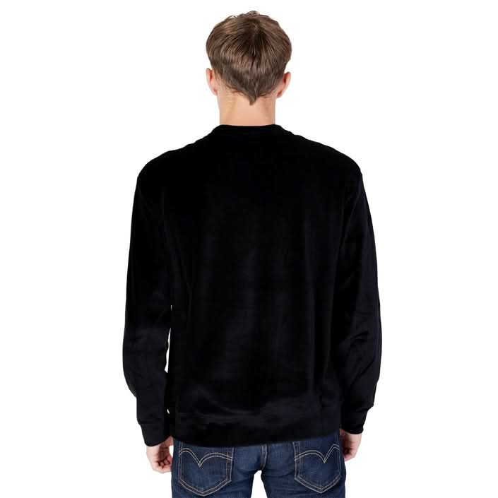 Timeless Armani Exchange men's black sweatshirt with a round neck and long sleeves, ideal for chic Fall/Winter layering.