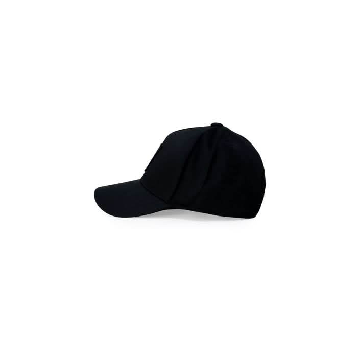 Classic black cap from Armani Exchange in premium cotton, designed for effortless style and comfort during the Spring/Summer season.