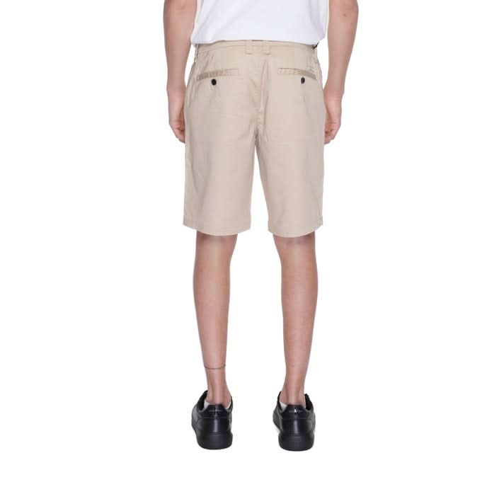 Close-up of the zip and button fastening on Armani Exchange beige shorts, highlighting practical front and back pockets.