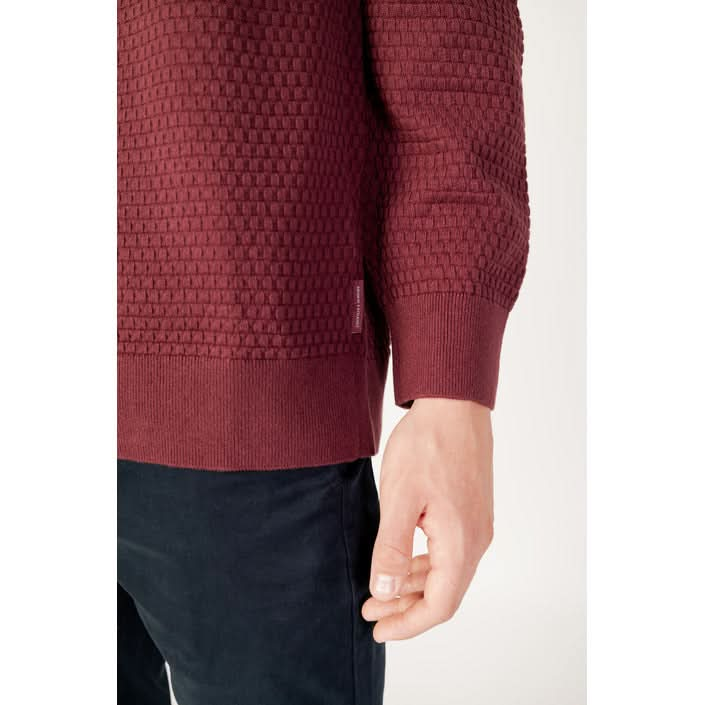 Elegant Armani Exchange knitwear in bordeaux – 100% cotton, long sleeves, and round neck for a stylish, refined look.