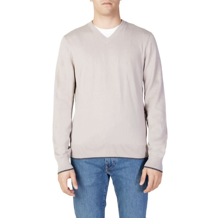 Elegant beige  knitwear from Armani Exchange – long sleeves and V-neck, ideal for cold weather.