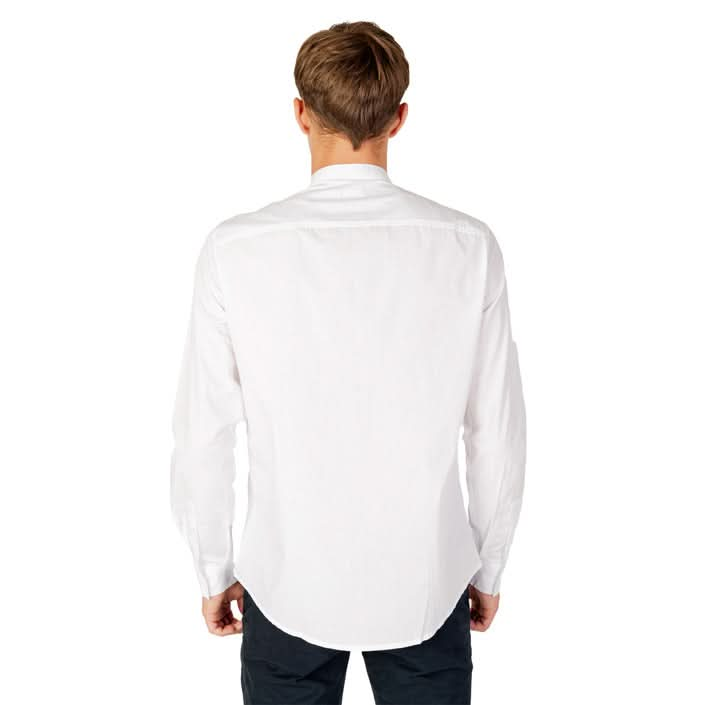 Stylish white shirt by Armani Exchange – plain design with a trendy mandarin collar, perfect for sophisticated Fall/Winter fashion.