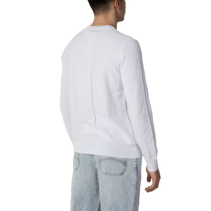 legant white knitwear from Armani Exchange – plain pattern with a round neck and long sleeves, ideal for a refined Spring/Summer look.