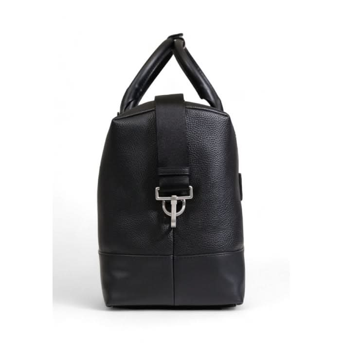 Stylish and practical Tommy Hilfiger Men’s Bag, featuring zip fastening for security.