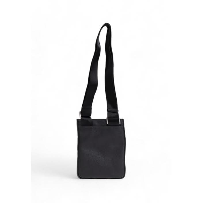 Sleek black Tommy Hilfiger shoulder bag, ideal for Fall/Winter wear.