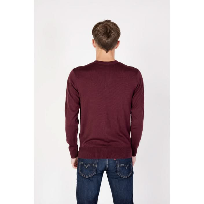 Stylish Armani Exchange knitwear in bordeaux – plain pattern with a round neck and long sleeves, ideal for cozy Fall/Winter wear.