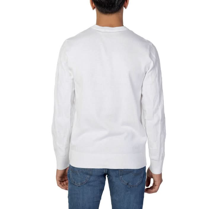 Classic white sweater by Armani Exchange – made from 100% cotton, ideal for layering during Fall/Winter.