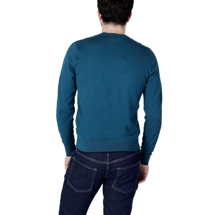 Stylish green knitwear from Armani Exchange – slip-on design with V-neck for a sleek look.