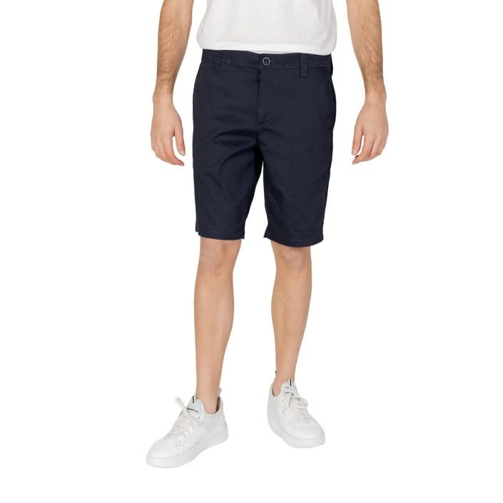 Armani Exchange men's black shorts, perfect for a stylish day out. Features a classic design with functional pockets and a comfortable fit for Spring/Summer activities.