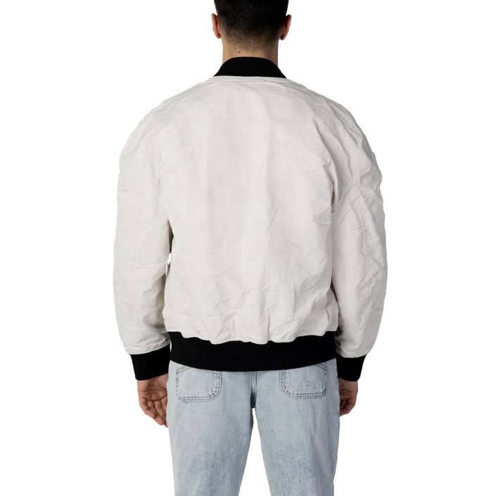 Armani Exchange White Blazer for Men, made from 100% polyester, designed for a sleek, modern look this Spring/Summer. Ideal for young professionals aiming for success.

