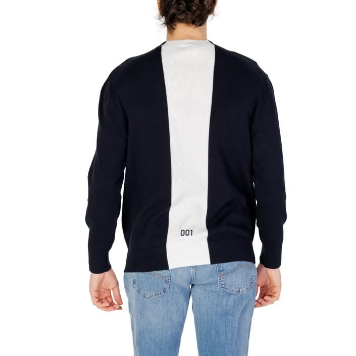 Classic blue sweater from Armani Exchange – 100% cotton with long sleeves, ideal for stylish comfort.