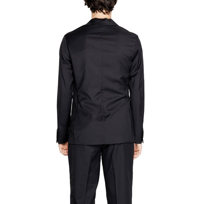 Elevate your wardrobe with the Armani Exchange Men’s Black Blazer. Featuring a sleek design and high-quality fabric for Fall/Winter elegance.