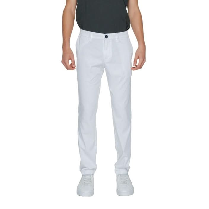 Armani Exchange white trousers for men, featuring a zip and button fastening with front and back pockets. A versatile and sustainable fashion investment for Spring/Summer.