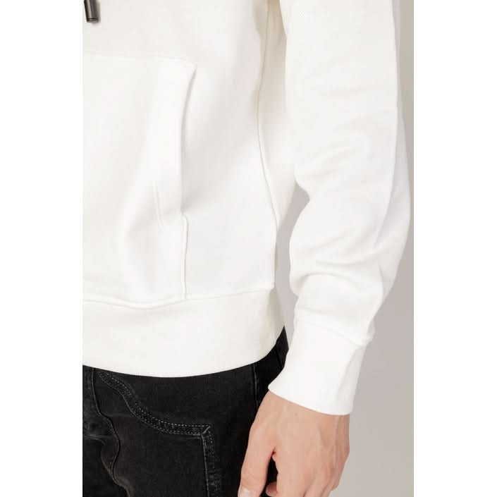 Bold and stylish: Armani Exchange men's white print sweatshirt with a hood and front pockets, perfect for Fall/Winter.