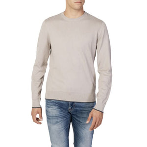 Cozy and chic white knitwear by Armani Exchange, ideal for fall and winter fashion.