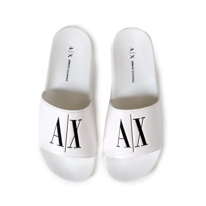 Stylish white slippers by Armani Exchange with a chic print – perfect for Spring/Summer.
