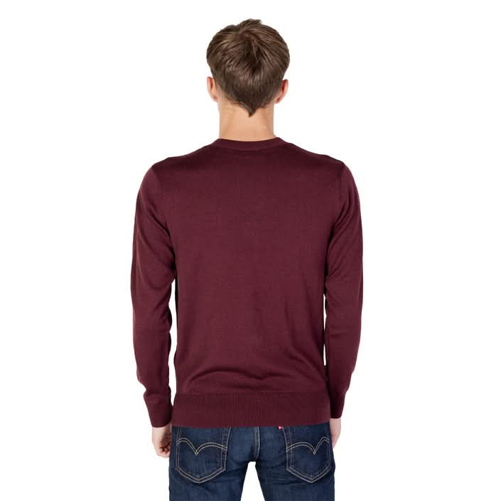 Luxurious bordeaux sweater by Armani Exchange – crafted from 50% acrylic and 50% fleece wool, with a classic round neck and long sleeves."
