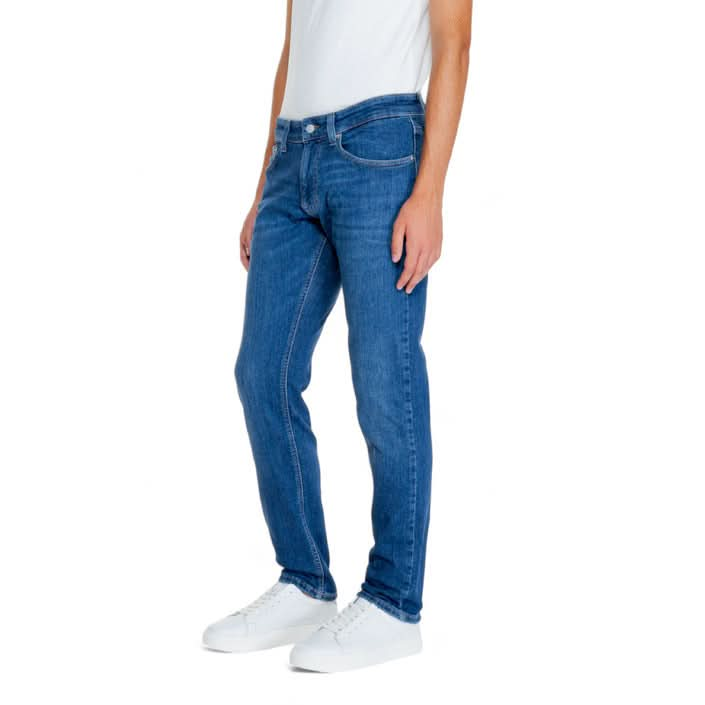 Tommy Hilfiger Men’s Jeans with front and back pockets, designed for everyday use.