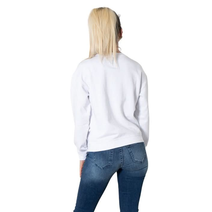 Refresh your wardrobe with the Armani Exchange Women’s White Sweatshirt. This stylish, printed cotton piece exudes luxury and modern flair, perfect for young women. Discover the chic elegance now at Poshbro!