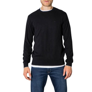 Elegant black knitwear from Armani Exchange – perfect for a sophisticated Fall/Winter look.