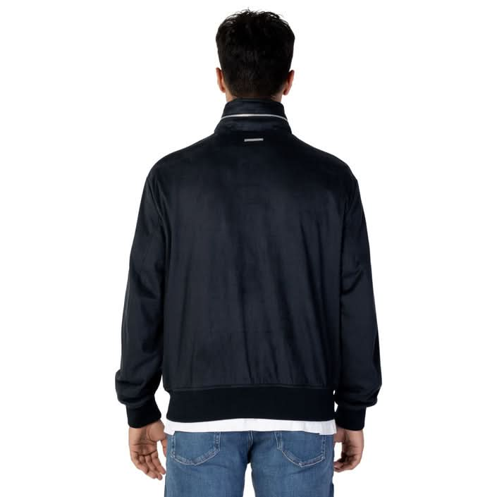 Armani Exchange Blue Blazer for Men – Effortlessly stylish with zip pockets and a zip fastening. Ideal for achieving success in both professional and casual settings this Fall/Winter.