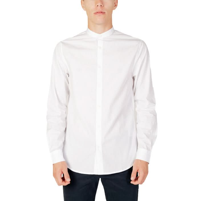 Armani Exchange white mandarin collar shirt – long sleeves and button fastening for a sleek Fall/Winter look.