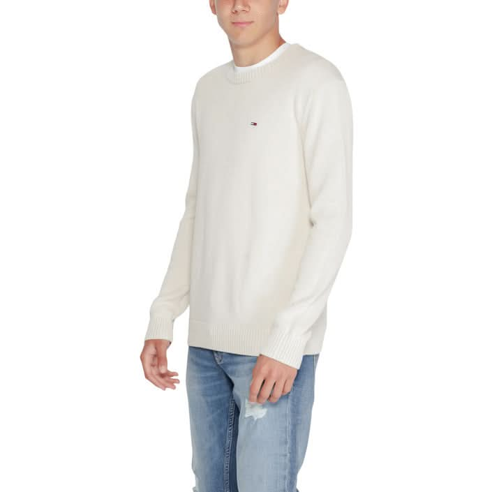 Tommy Hilfiger Men’s white.Knitwear, ideal for casual layering and everyday comfort.
