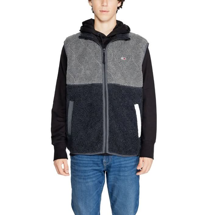 Tommy Hilfiger Men’s Black Hooded Jacket with zip fastening and long sleeves.