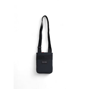 Tommy Hilfiger Men’s Black Plain Bag with zip fastening, made from polyester and polyurethane.