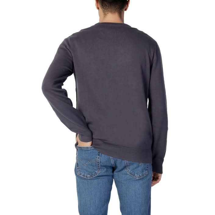 Stylish grey sweater by Armani Exchange – featuring a subtle print, round neck, and long sleeves for a sleek Fall/Winter look